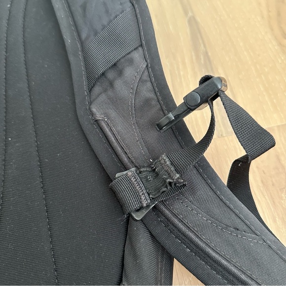 North Face Vault Black Backpack School Hiking Outdoors Travel Pockets Laptop - Picture 13 of 16